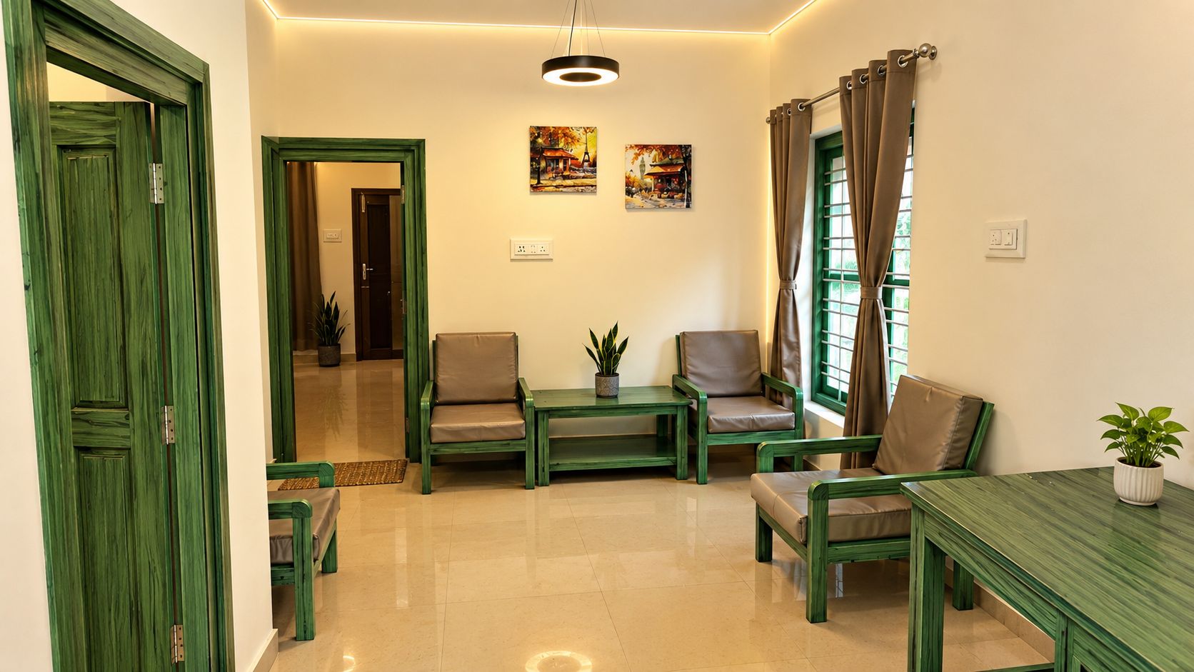 Una habitación con una puerta verde, una mesa de comedor con sillas, una planta en maceta y dos cuadros en la pared.
