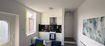 Apartment Sleeps 3 - Free Parking & Balcony