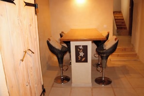 A dining area with a wooden table and four chairs with unique designs. - 3-bedroom vacation rental for 10 people with on-site Caribbean catering (Bellechaume)