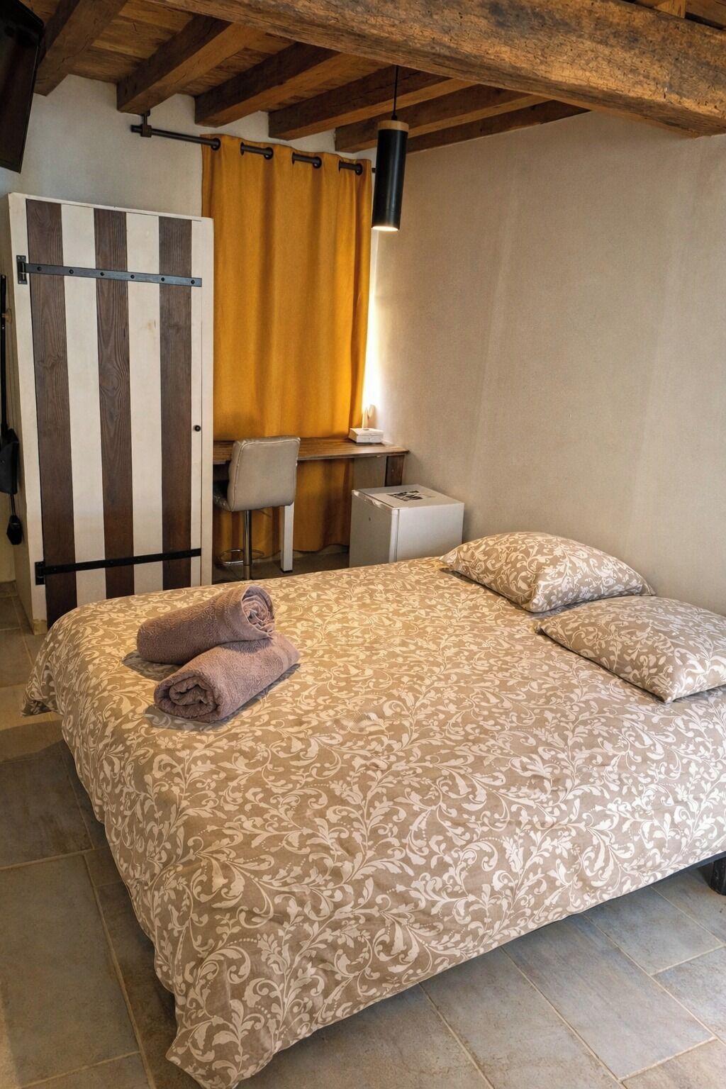 Ein Schlafzimmer mit einem Bett, einem Schreibtisch und einem Stuhl.