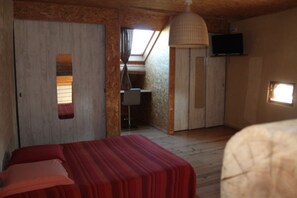 A room with a bed, a desk, a chair, and a television. - 3-bedroom vacation rental for 10 people with on-site Caribbean catering (Bellechaume)