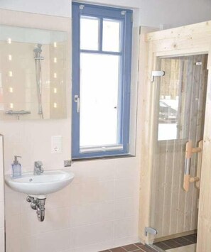 Untagged - Holiday home in Glowe with swimming pool (Glowe)