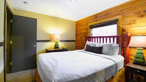 Wisconsin Dells | Pool & Waterpark Access | 2BR Timber