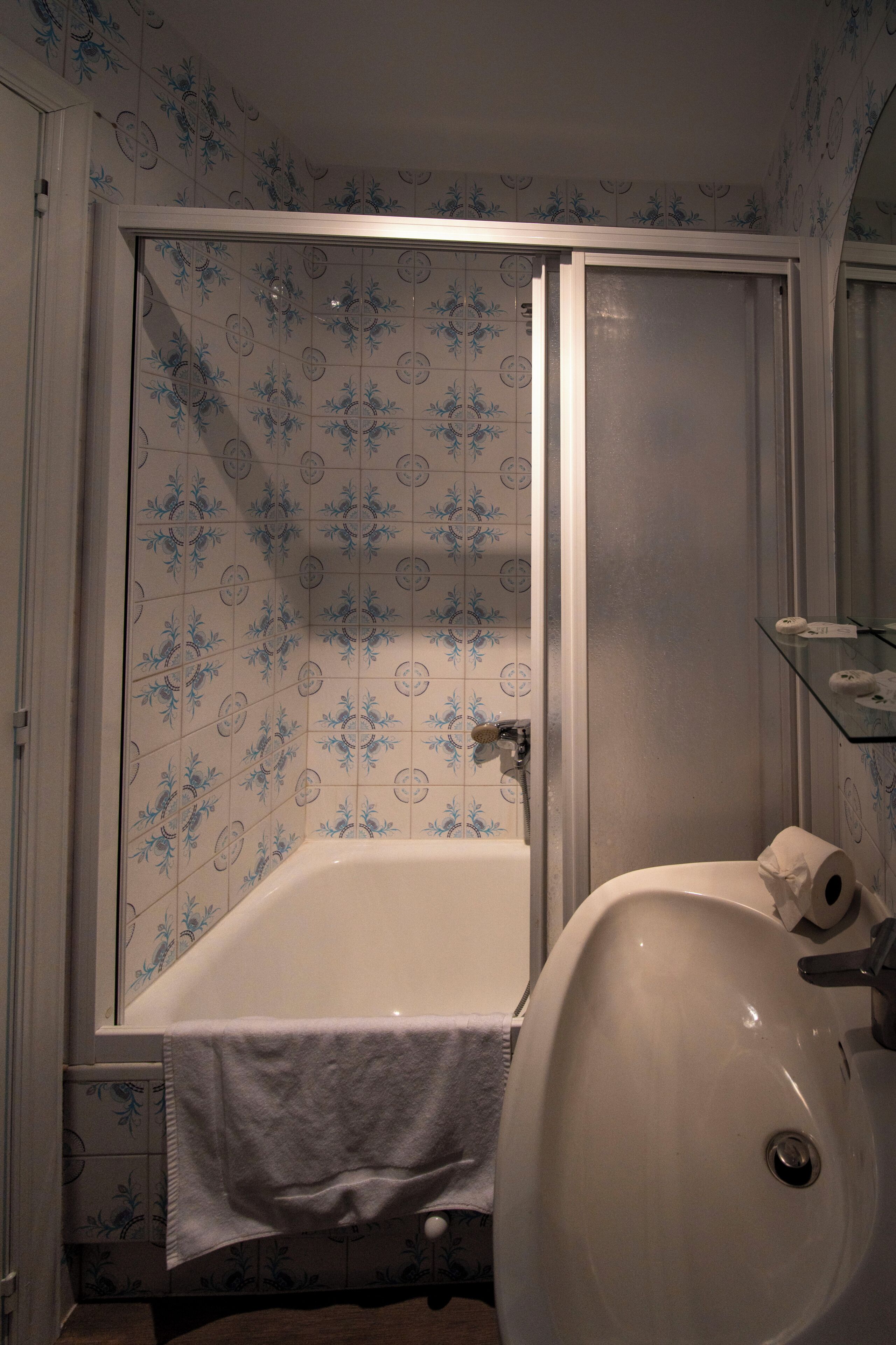 Une salle de bain avec une douche, une baignoire et un lavabo.