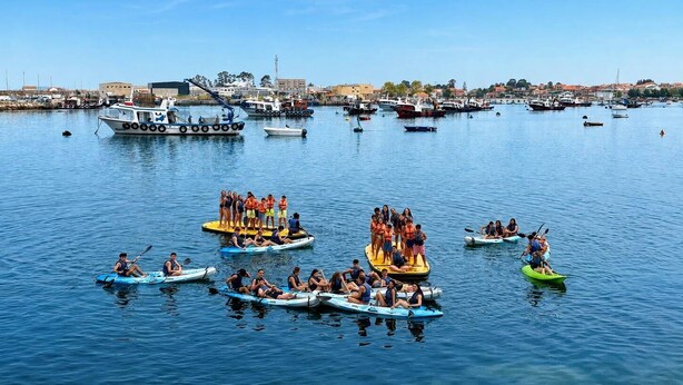 En la playa y kayaks 