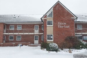 Un edificio in mattoni rossi con una insegna che riporta la scritta 'Haus Börbel' sulla facciata.