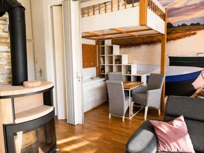 Ein modernes Interieur mit Schlafgalerie, Essbereich und Seeblick.