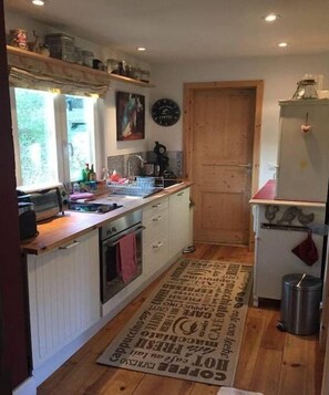 Wasserkocher mit Kaffee-/Teezubehör, Kühlschrank, Ofen, Herdplatte