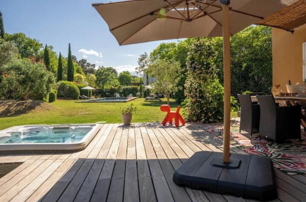 Bañera de hidromasaje al aire libre