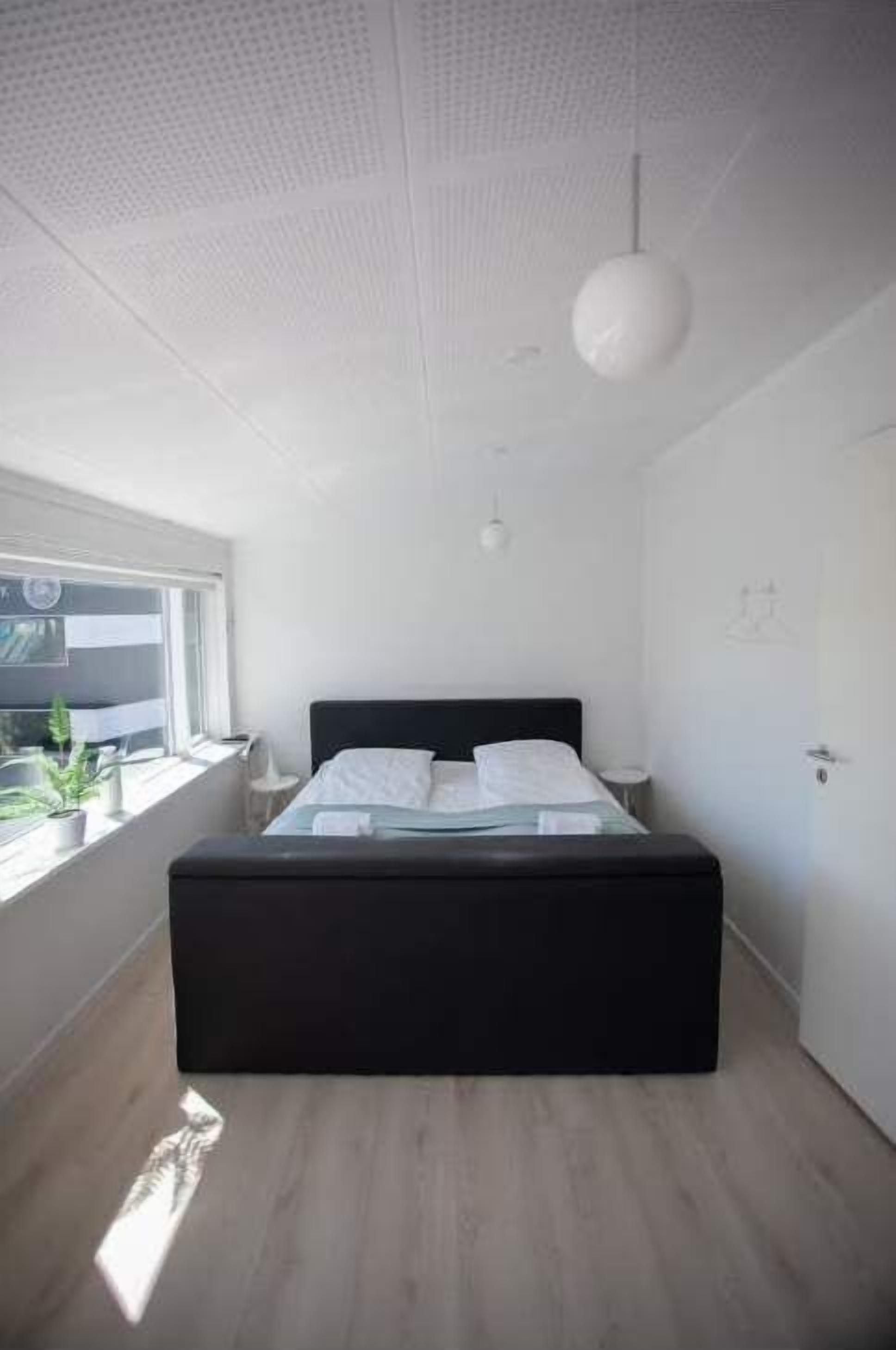 Een strijkplank/strijkijzer, wifi, beddengoed