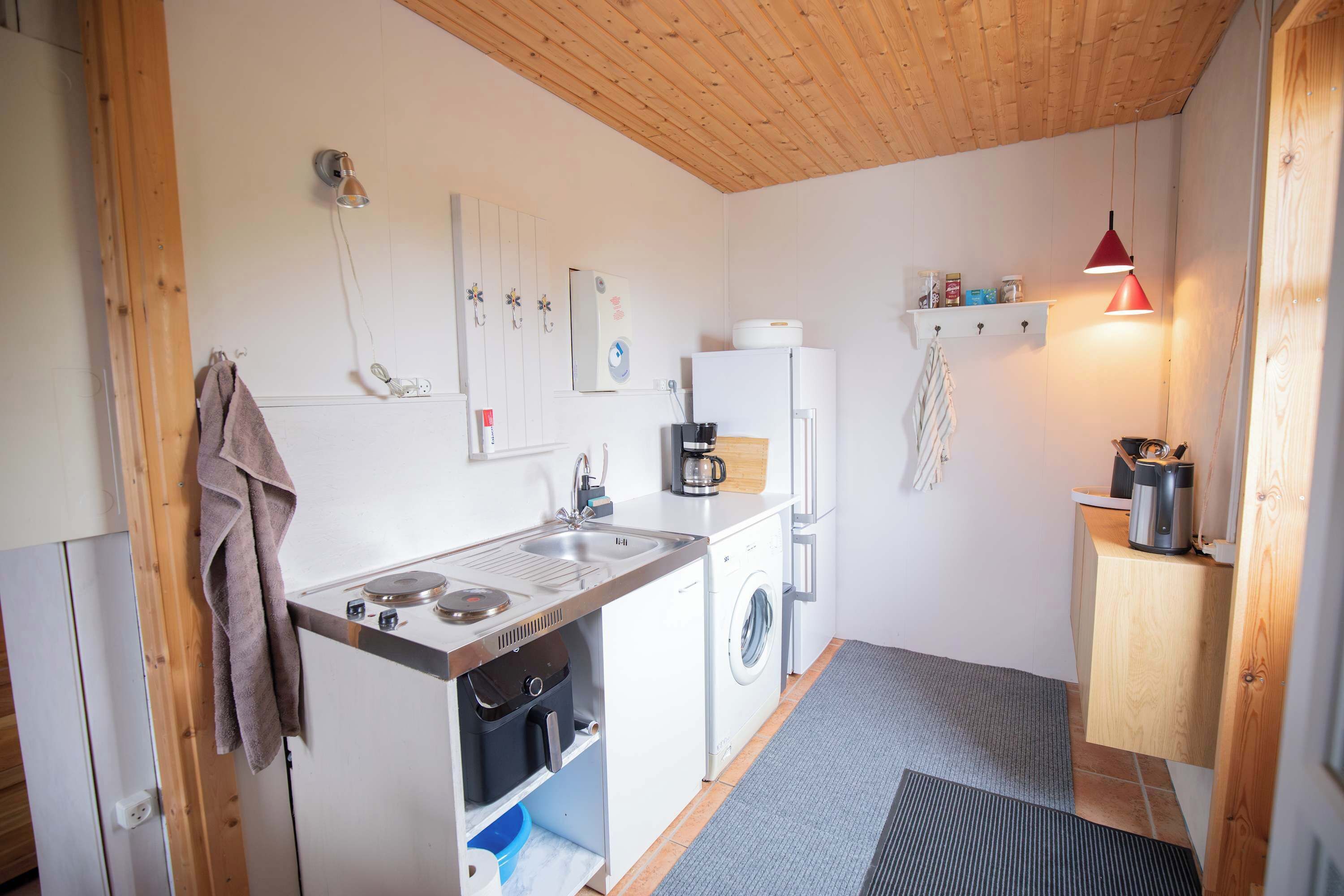 Kaffetrakter/tekoker, kjøleskap, kokeplater og vannkoker