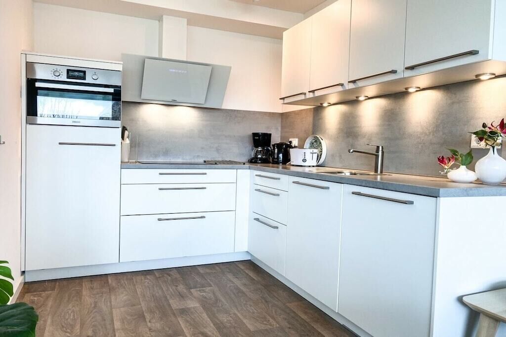 Kühlschrank, Mikrowelle, Herdplatte, Geschirrspüler