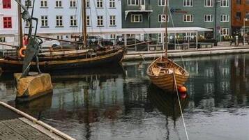 Un porto con barche, un molo e edifici con numerose finestre e balconi.