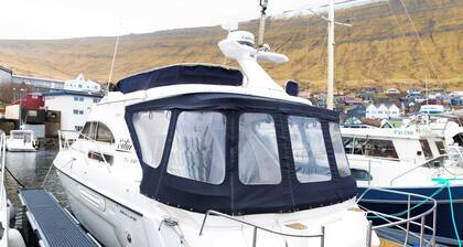 Eilins Luxury Boat - Private Marina Boat Stay