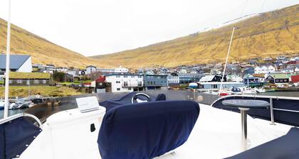 Eilins Luxury Boat - Private Marina Boat Stay