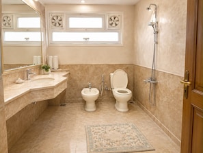 A bathroom with a bidet, a toilet, a sink, and a shower. - Twin Room in a Luxury Villa-New Cairo (New Cairo)