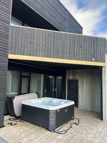 Modern 4BR Luxury Home with Ocean View & Jacuzzi