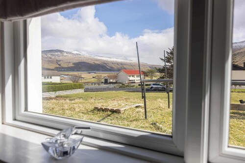 Relaxed Stay with Fjord Views in Hvalvik
