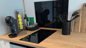 Eine Küche mit Einbauofen, Herd und Kaffeemaschine.