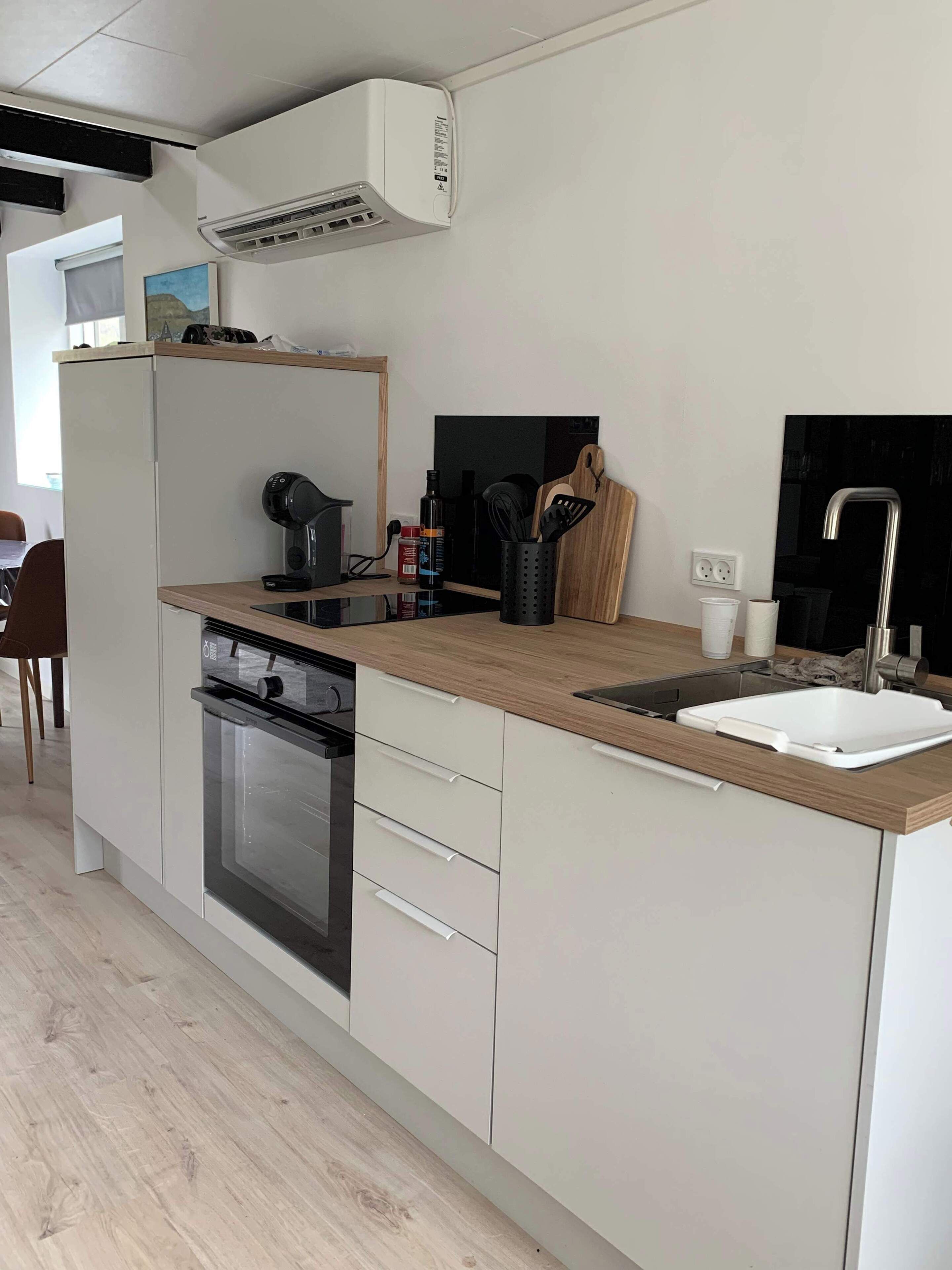 Coffee/tea maker, fridge, oven, stovetop