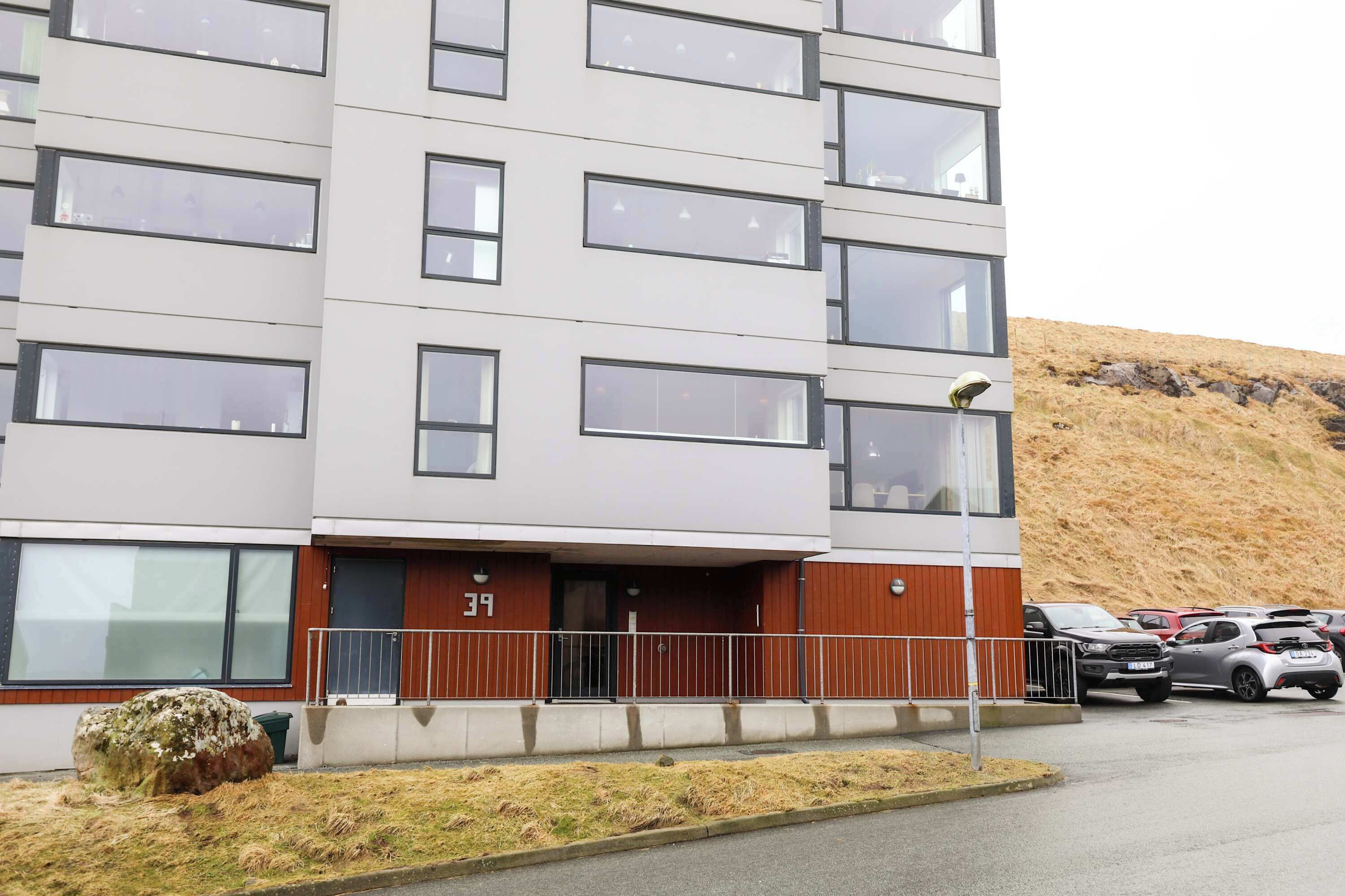 Un edificio a più piani con facciata piatta, ampie finestre e un ingresso ben visibile con il numero 39.