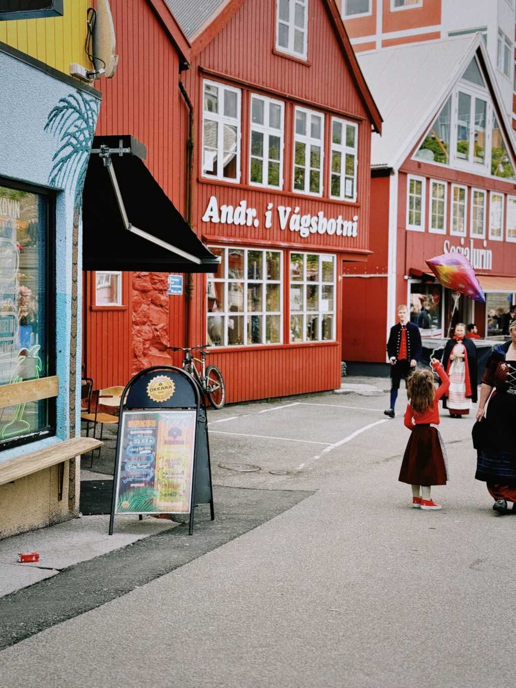 En rød bygning med et skilt, der siger 'Andr. i Vägbotni'.