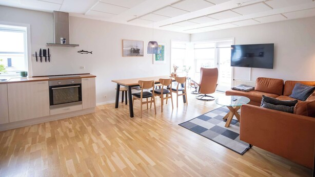 Um espaço moderno para viver, com cozinha, sala de jantar e área de estar.