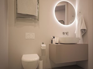 Dusj, hårføner, håndklær og såpe