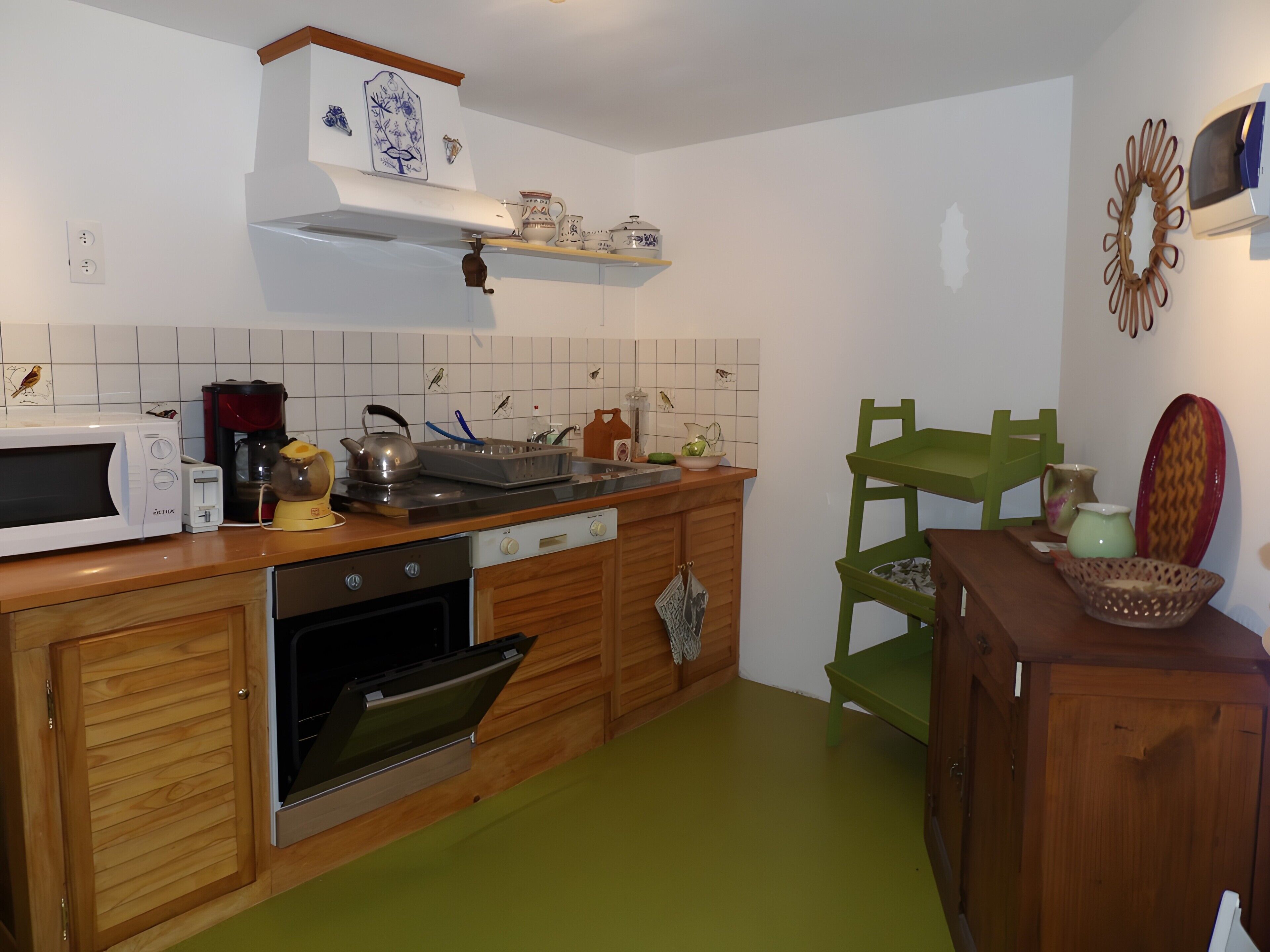 Coffee/tea maker, fridge, microwave, oven