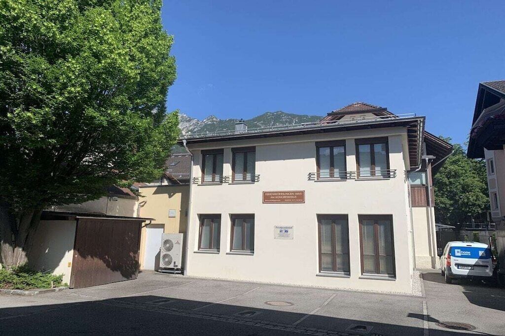 Un bâtiment à deux étages, sur lequel on peut lire une enseigne indiquant qu’il s’agit d’un établissement médical.