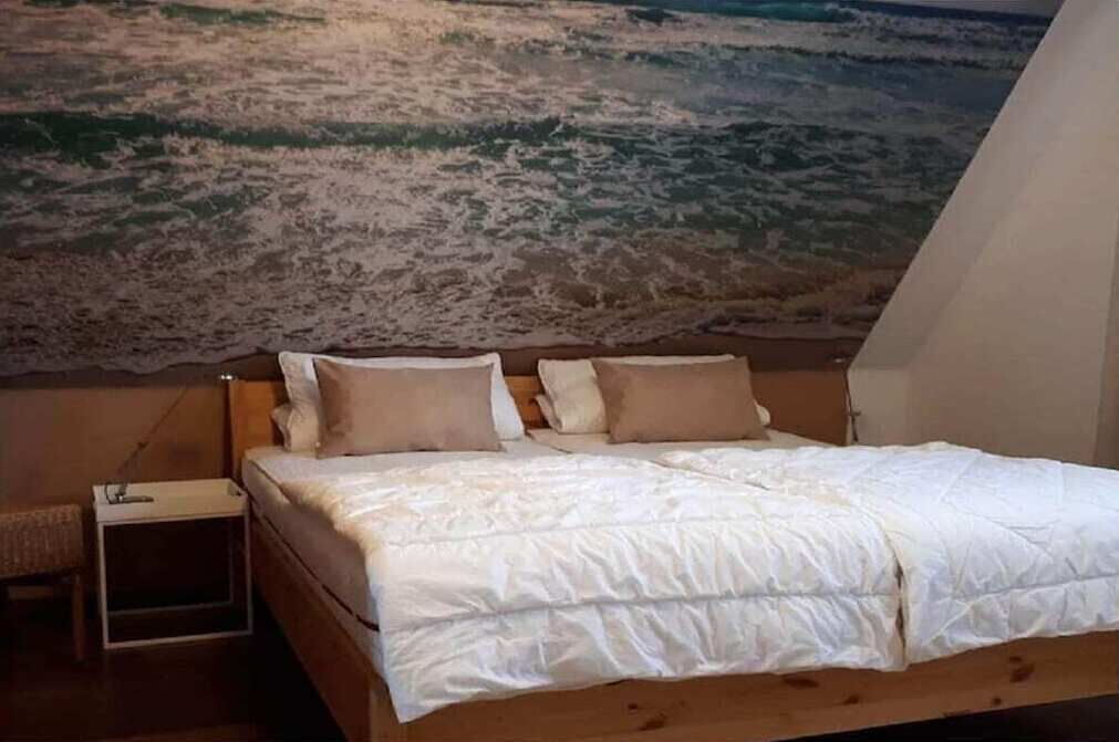 Iron/ironing board, travel cot, free WiFi