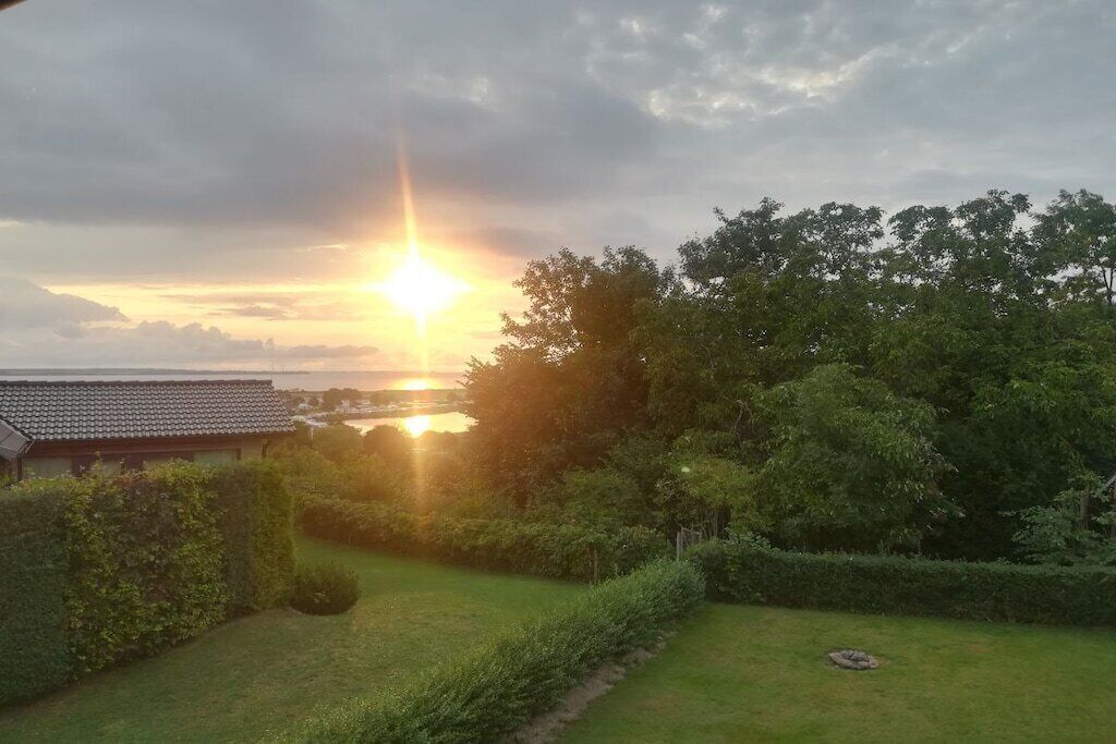 Ein Wohngebiet mit einem Haus, einem gepflegten Rasen und Bäumen.