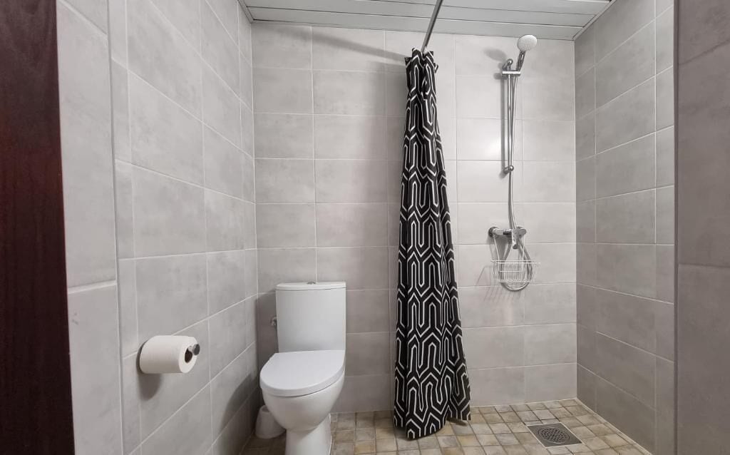 Classic Twin Room, Harbor View | Bathroom | Shower, hair dryer, towels, soap
