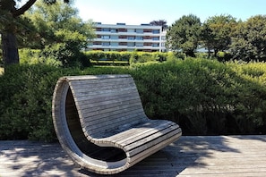 Eine Bank mit gebogener Rückenlehne, auf einem Holzboden platziert.