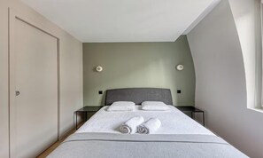 Una camera da letto moderna con un letto grande, due comodini e un armadio.