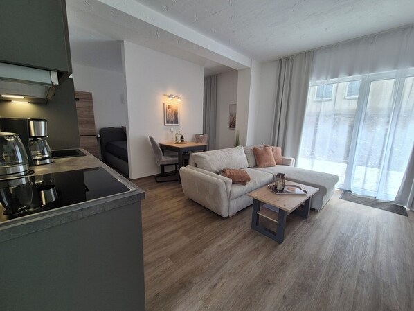 Smart TV, books - Vrbo Property (Auerbach/Vogtland)