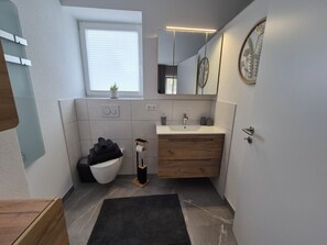 Hair dryer, soap, toilet paper - Vrbo Property (Auerbach/Vogtland)