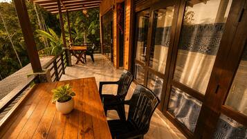 Habitación doble Deluxe, 1 cama King size, baño privado, vista a la montaña | Restaurante al aire libre