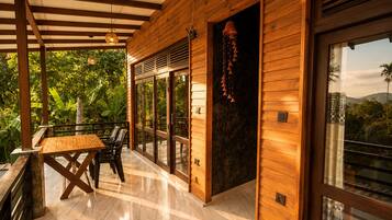 Habitación doble Deluxe, 1 cama King size, baño privado, vista a la montaña | Restaurante al aire libre