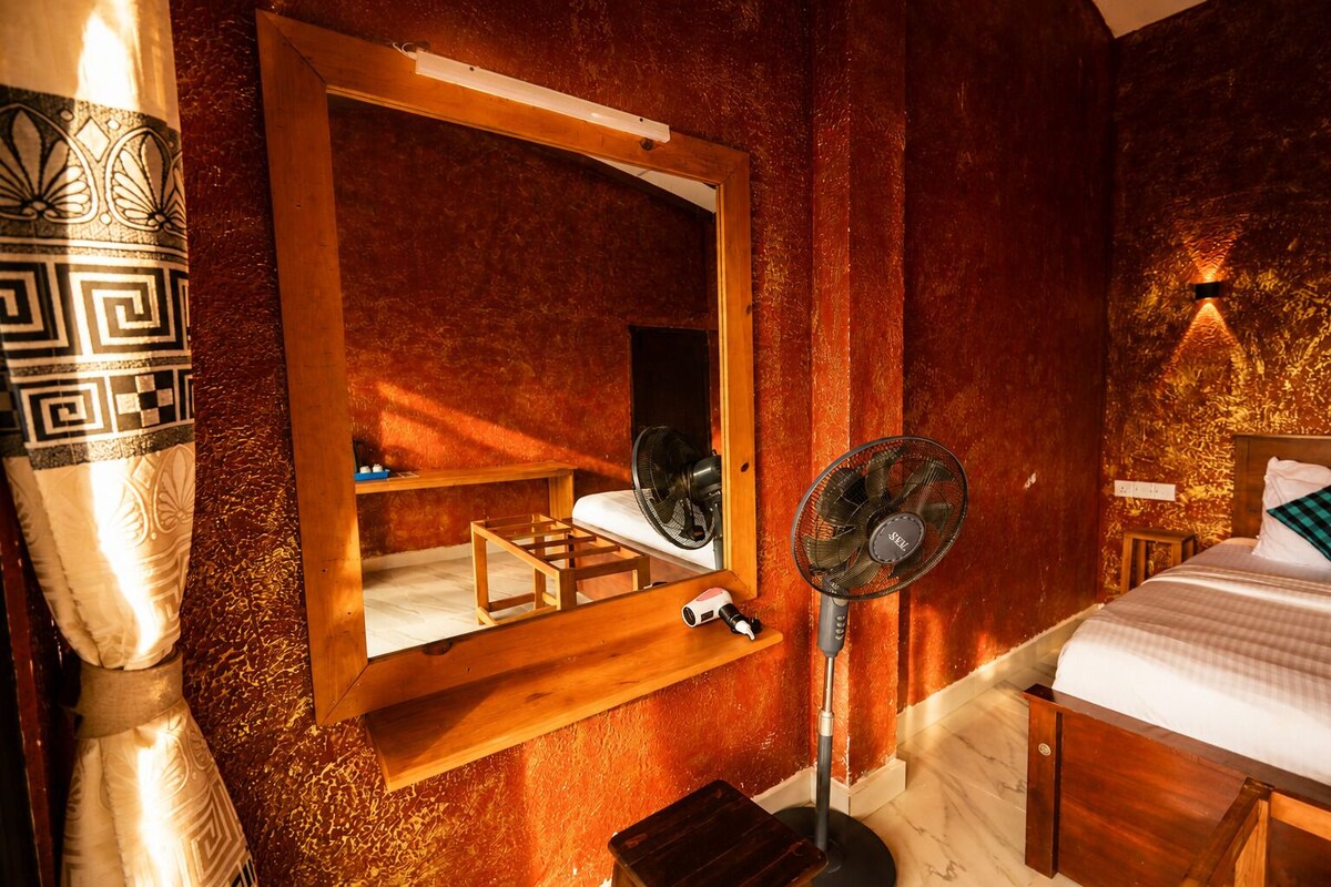Deluxe Double Room, 1 King Bed, Private Bathroom, Mountain View