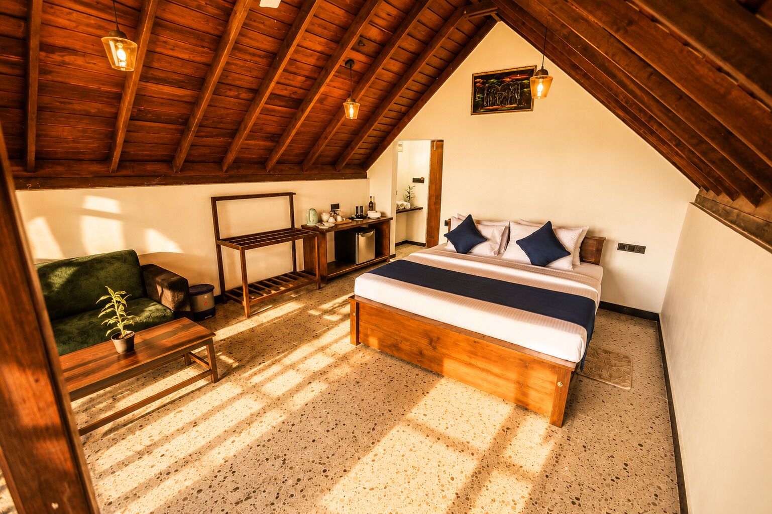 Kamar Double Romantis, 1 Tempat Tidur King, kamar mandi pribadi, pemandangan gunung | Meja kerja, ruang kerja ramah laptop, dan tirai kedap cahaya