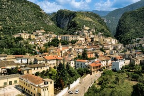 Un village pittoresque, niché sur une colline, avec une architecture traditionnelle, des rues étroites et une église imposante.