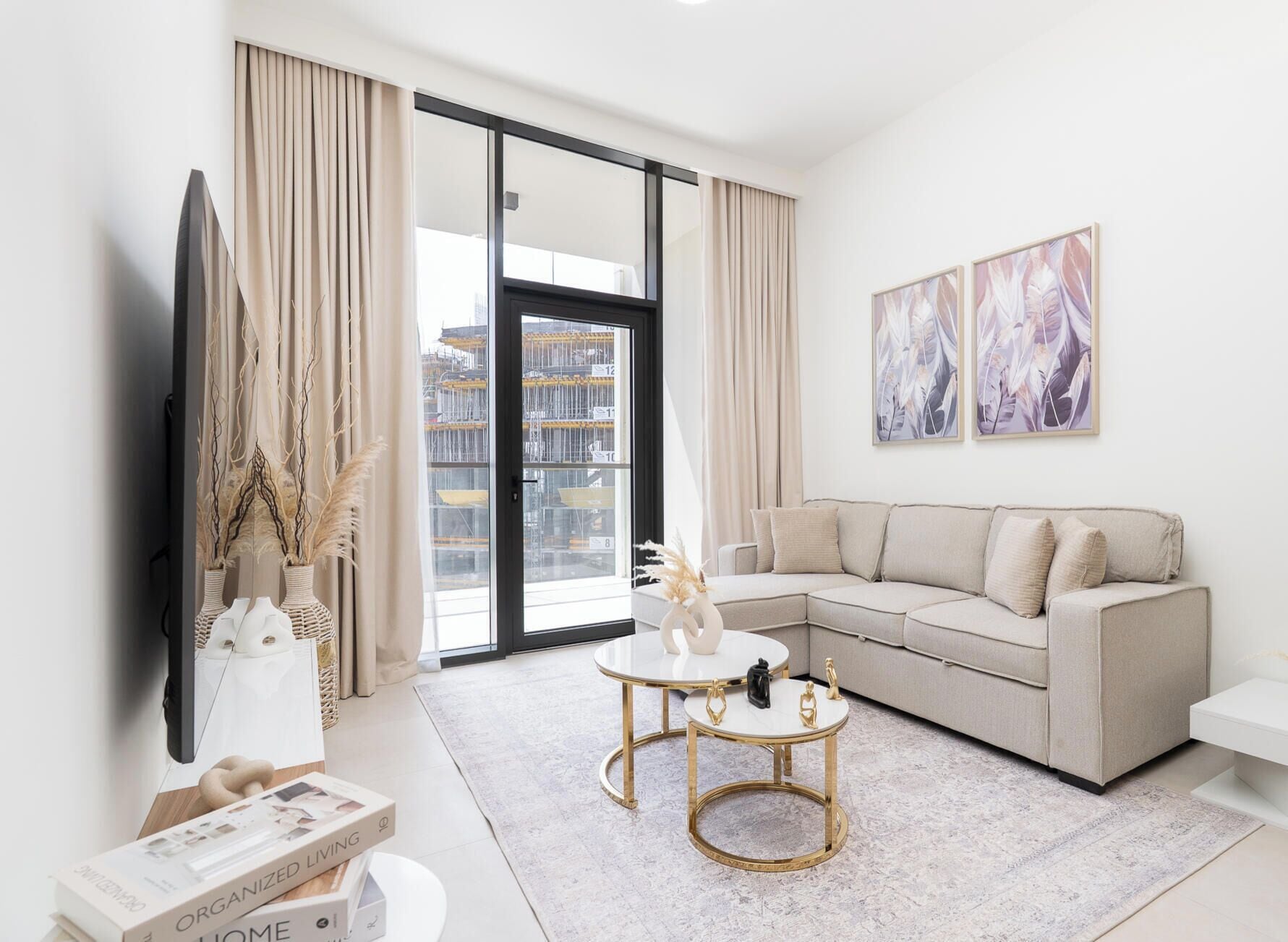 Un salon moderne avec un canapé, une table basse et un téléviseur.