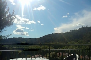 A balcony with a view of a hilly landscape and a clear sky. - Fully equipped studio with a stunning view (Gréoux-les-Bains)