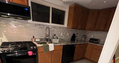 Modern 3-bedroom full house retreat in Glenolden near PHL Airport