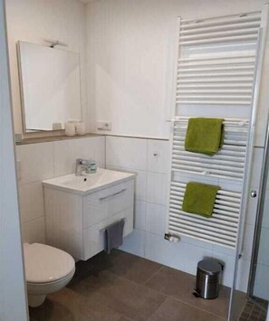 Bathroom - Holiday apartment with 1 bedroom (Bad Neuenahr-Ahrweiler)