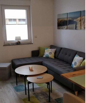 Living area - Holiday apartment with 1 bedroom (Bad Neuenahr-Ahrweiler)