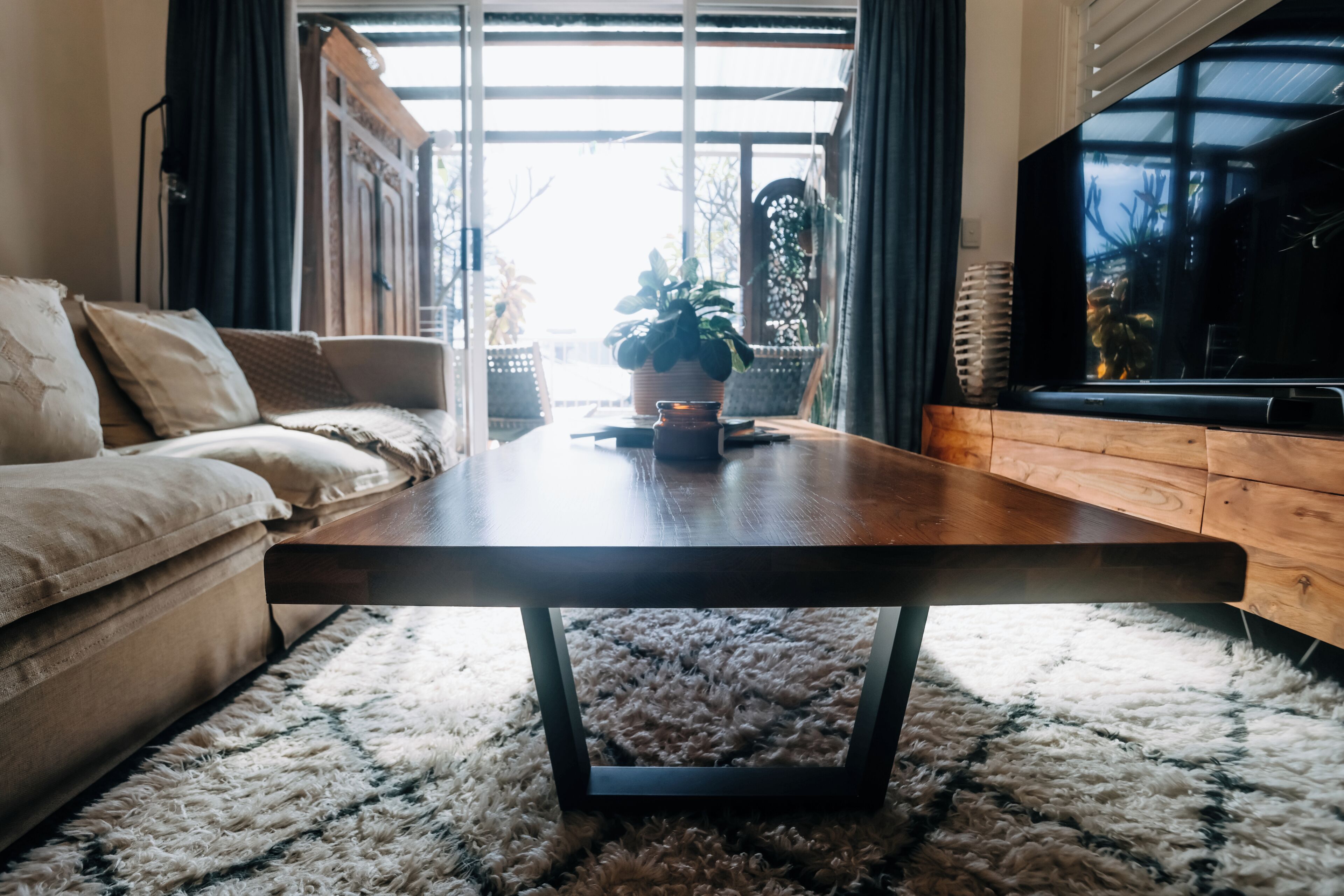 Una sala moderna con un sofá, una mesa de centro y un televisor.