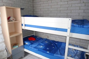 A bunk bed with a lower bunk and a shelf above it. - Holiday home with 2 bedrooms (Callantsoog)