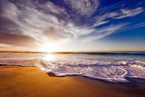 A beach with waves and a sunset. - OK40 Chalet Oostkapelle (Oostkapelle)
